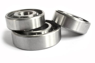 Beyaz arka planda üç yakın çekim yatağı var..