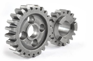 Beyaz arka planda iki yakın çekim metal dişli..