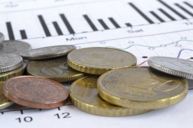 Farklı sikke ve grafik ile finansal arka plan.