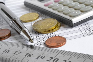 Para, hesap makinesi, cetvel, tablo ve kalemle mali altyapı.