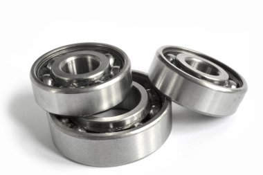 Beyaz arka planda üç yakın çekim yatağı var..