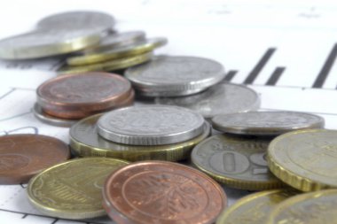 Farklı sikke ve grafik ile finansal arka plan.