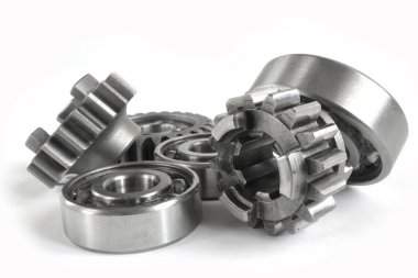 Beyaz arka planda dişliler ve yönler.