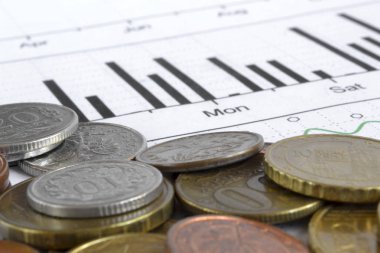 Farklı sikke ve grafik ile finansal arka plan.