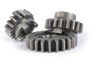 Beyaz arka planda üç yakın çekim metal dişli..