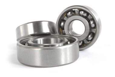 Beyaz arka planda üç yakın çekim yatağı var..