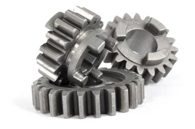 Beyaz arka planda üç yakın çekim metal dişli..