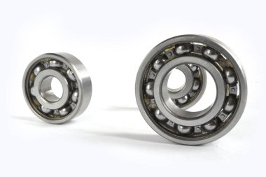 Beyaz arka planda üç yakın çekim yatağı var..