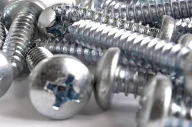 Beyaz arkaplanda vidalar.