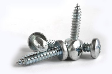 Beyaz arkaplanda vidalar.