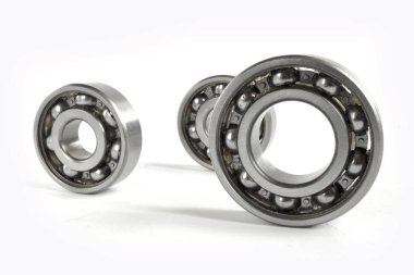 Beyaz arka planda üç yakın çekim yatağı var..