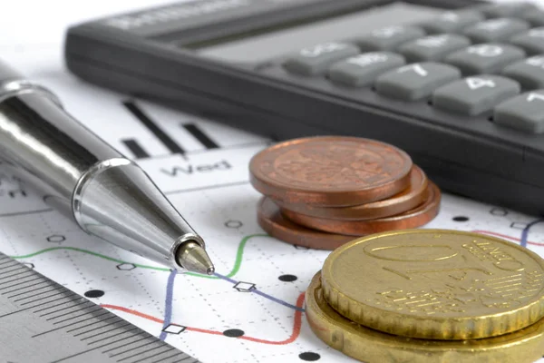 Para, hesap makinesi, cetvel, grafik ve kalem ile finansal arka plan.