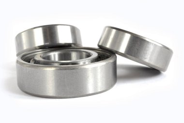 Beyaz arka planda üç yakın çekim yatağı var..