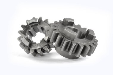 Beyaz arka planda iki yakın çekim metal dişli..