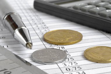 para, hesap makinesi, masa ve kalem finansal arka plan.