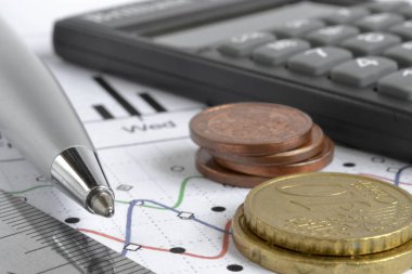 Para, hesap makinesi, cetvel, grafik ve kalem ile finansal arka plan.