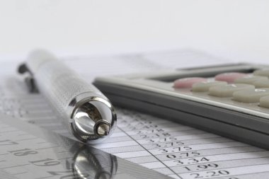 Tablo, cetvel, kalem ve hesap makineli iş arkaplanı.