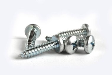 Beyaz arkaplanda vidalar.