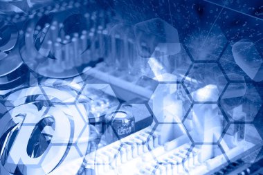 Elektronik aygıt ve posta işaretleriyle soyut bilgisayar arkaplanı.