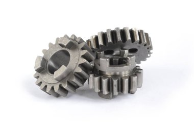 Beyaz arka planda üç yakın çekim metal dişli..