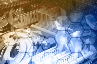 Elektronik aygıt ve posta işaretleriyle soyut bilgisayar arkaplanı.