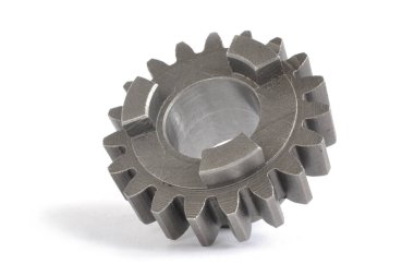 Beyaz arka planda yakın çekim metal teçhizatı.