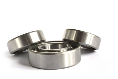 Beyaz arka planda üç yakın çekim yatağı var..