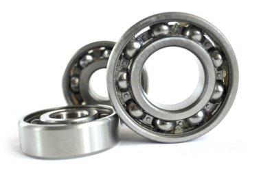 Beyaz arka planda üç yakın çekim yatağı var..