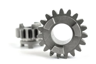 Beyaz arka planda iki yakın çekim metal dişli..