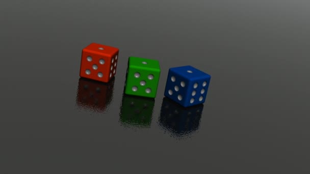 黑色反光背景上的红色 绿色和蓝色骰子 — 图库视频影像