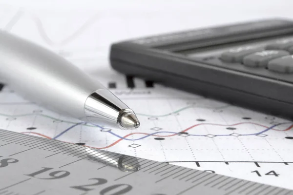 Gráfico, régua, caneta e calculadora — Fotografia de Stock