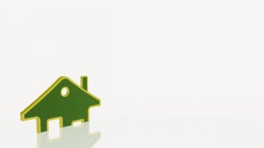 Beyaz alegori üzerinde büyüyen evler.