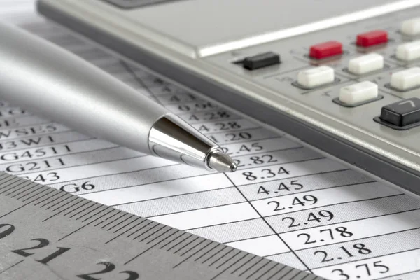 Tabela, régua e calculadora — Fotografia de Stock