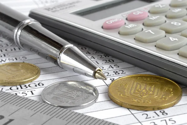 Graph and coins — Stock Photo, Image