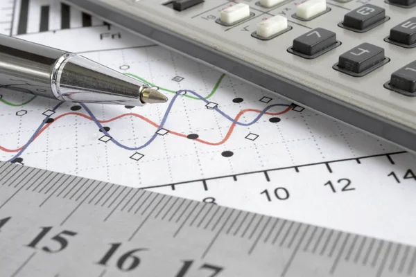 Gráfico, régua e calculadora — Fotografia de Stock