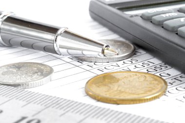 Para, hesap makinesi, grafik ve kalem ile mali geçmiş.