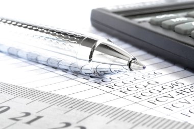 Tablo, cetvel, kalem ve hesap makineli iş arkaplanı.