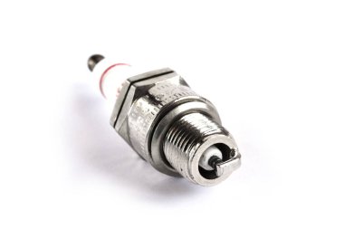 Beyaz arkaplanda yakın çekim bujisi.