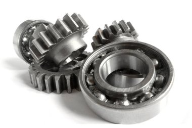 Beyaz arka planda dişliler ve yönler.