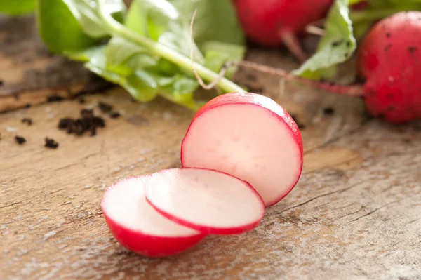 Gros Plan Sur Une Table Rustique Bois Radis Frais Récolté — Photo