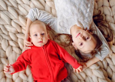 Kırmızı takım elbise ve bir kız örgü kardeş portre