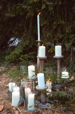 cam şişeler yerdeki beyaz mumlar