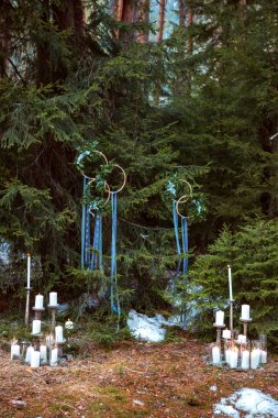 cam şişeler yerdeki beyaz mumlar