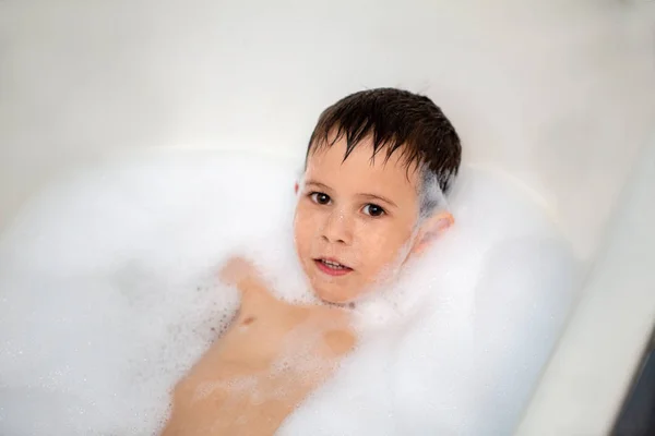 Junge Liegt Der Badeschaum Seife — Stockfoto