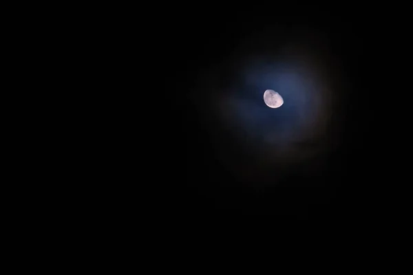 Місяць Світить Хмарному Небі — стокове фото