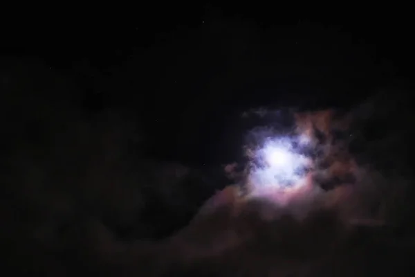 Měsíc Svítí Zamračenou Oblohu — Stock fotografie