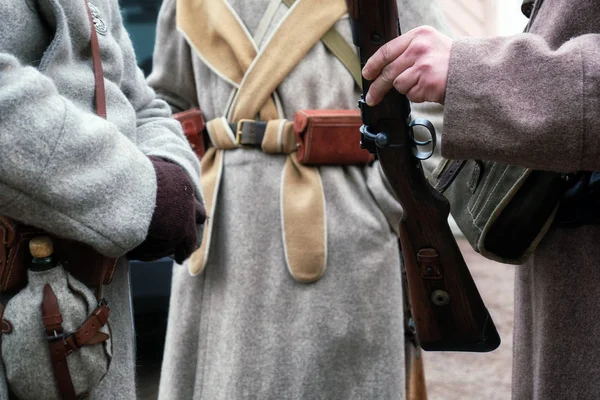 Soldiers Gives Rifle 1918 Year — Stok fotoğraf