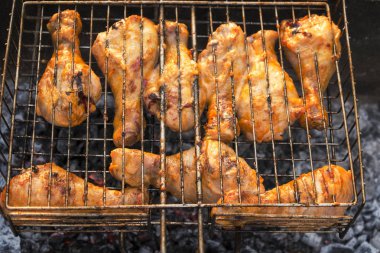 kızarmış tavuk parçaları bir ızgara çizgilerini