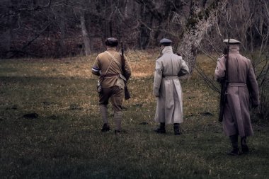 Estonya askerleri ormana gidiyor. 1918 yılı
