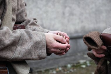 tüfek boş kartuşlarını elinde bir sürü